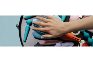 hand-die-ligt-op-seksspeeltjes