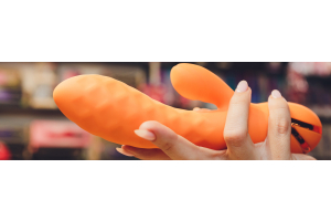 oranje-rabbit-vibrator-in-hand