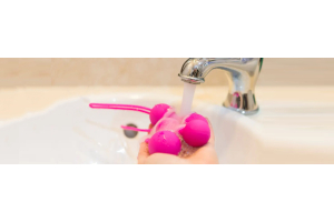 persoon-maakt-sextoys-schoon-onder-kraan