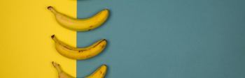drie bananen op tweekleurige achtergrond