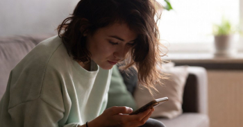 vrouw-kijkt-teleurgesteld-op-telefoon