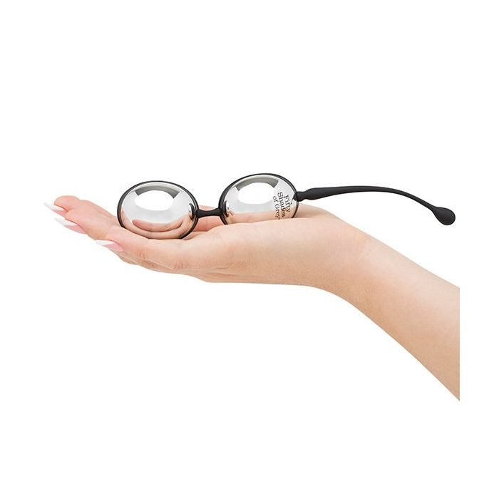 Inner Goddess Zilveren Vagina Ballen 67g-inner-goddess-zilveren-vagina-ballen-67g-hand.jpg