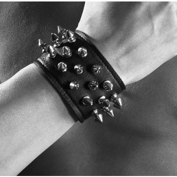 Brede Leren Polsband Met Spikes