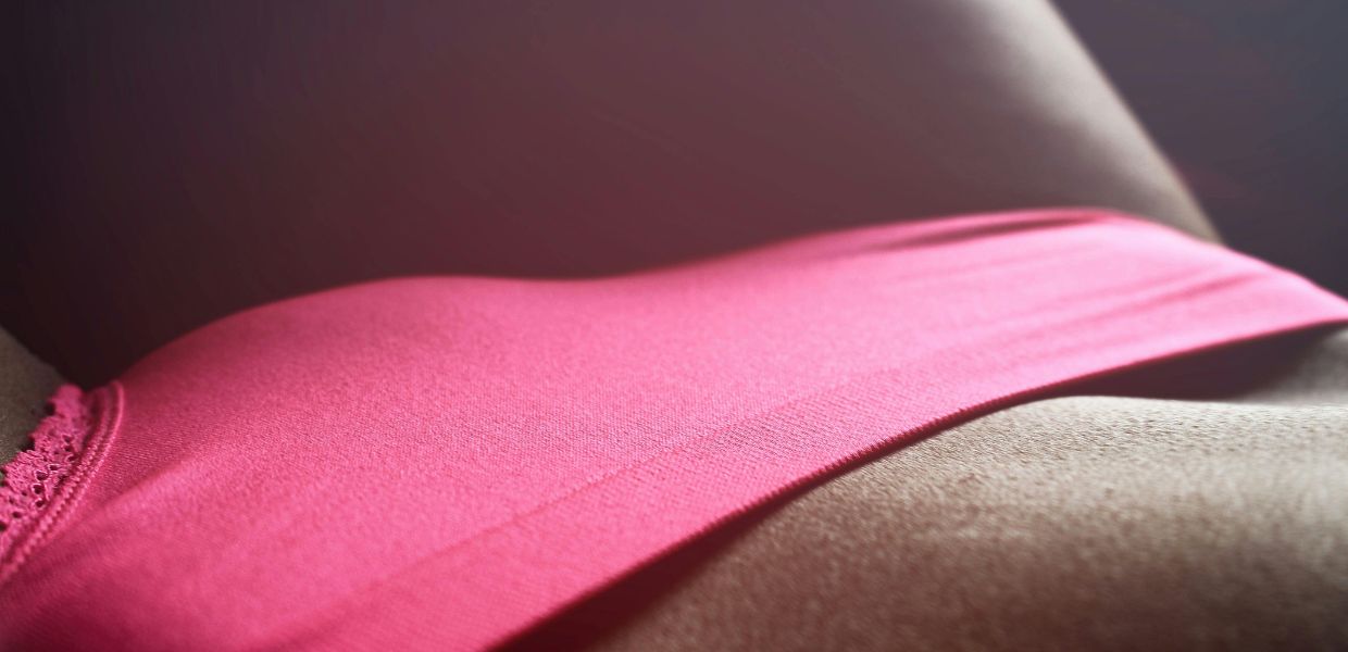 vrouw-met-neon-roze-onderbroek