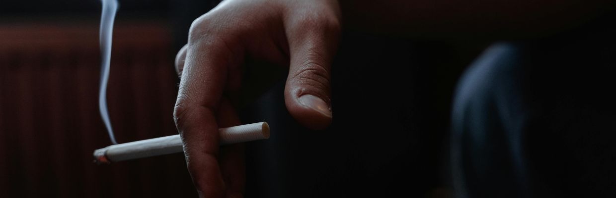 man-met-sigaret-in-de-hand