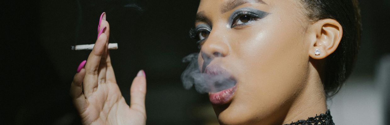 vrouw-die-een-sigaret-rookt