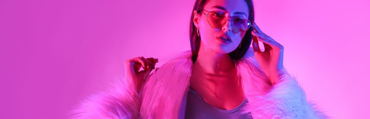 vrouw op kleurrijke achtergrond