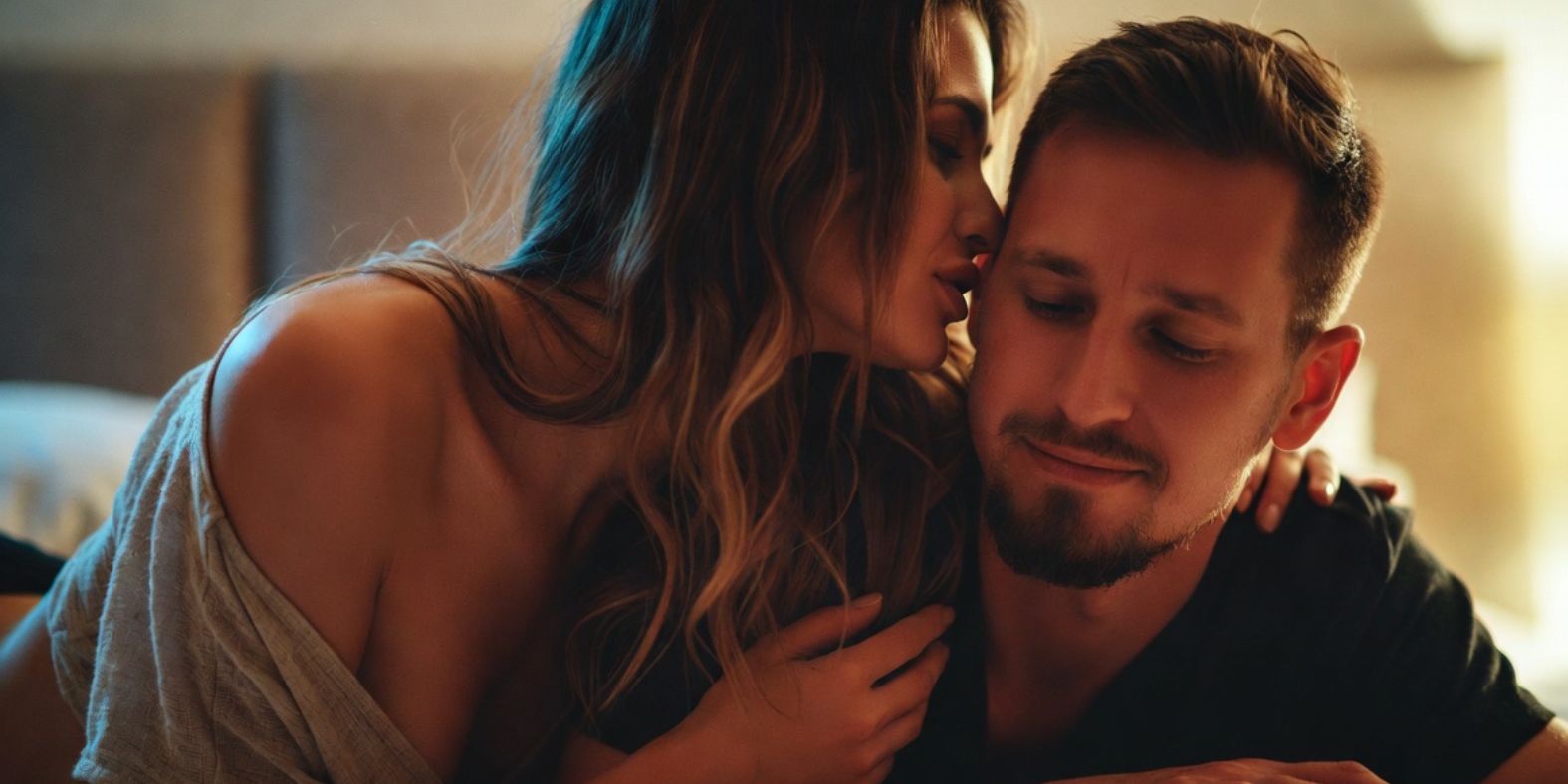 vrouw fluistert in oor van man op bed