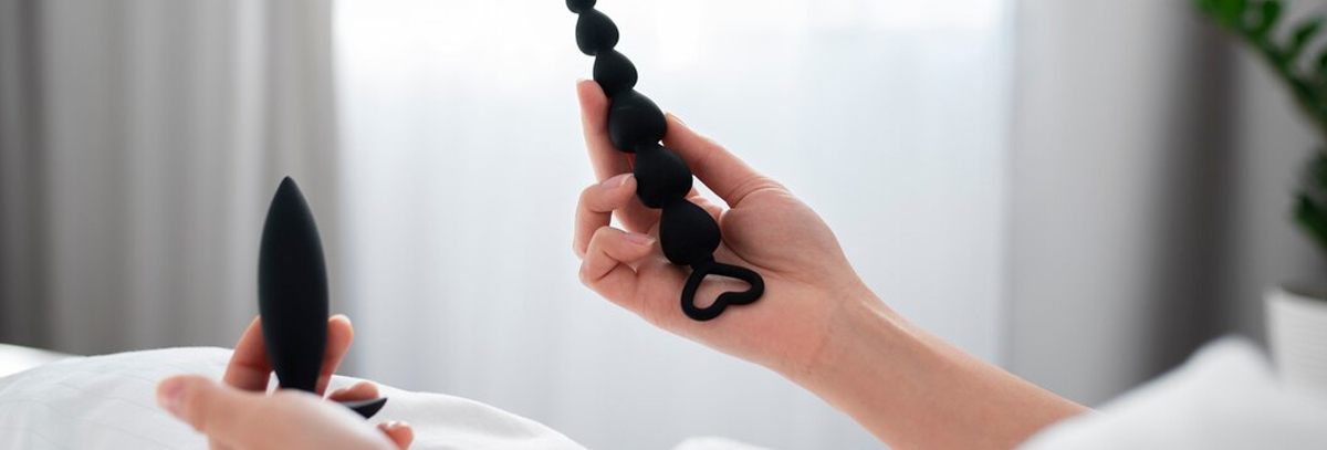 persoon-houdt-twee-buttplugs-vast