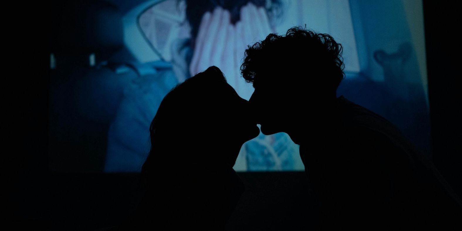 zoenende mensen met blauwe achtergrond